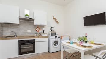 Een koelkast, een magnetron, een oven, een kookplaat