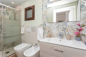 Dusche, kostenlose Toilettenartikel, Haartrockner, Bademäntel