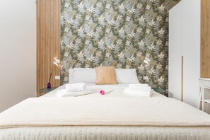 Escritorio, tabla de planchar con plancha, wifi y ropa de cama 
