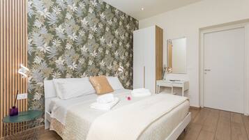 Desk, iron/ironing board, WiFi, bed sheets