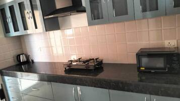 Kjøleskap, mikrobølgeovn, kokeplater og vannkoker