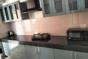 Fridge, microwave, stovetop, electric kettle - Sunset Serenity & Family Comfort with Clubhouse Views (Mysuru)