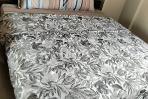 Free WiFi, bed sheets, wheelchair access - Sunset Serenity & Family Comfort with Clubhouse Views (Mysuru)