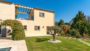 A two-story building with a swimming pool, a pergola, and a well-maintained garden. - “Jamin” Room with Private Terrace, Wi-Fi, and Air Conditioning (Fontarèches)