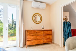 Interior - "Chambre - Piriou" Room with Private Terrace, Wi-Fi, and Air Conditioning (Fontarèches)