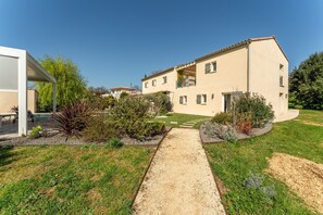 Exterior - "Chambre - Piriou" Room with Private Terrace, Wi-Fi, and Air Conditioning (Fontarèches)
