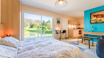 WiFi, bed sheets, wheelchair access