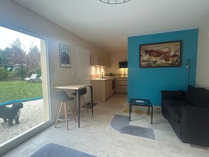 Living area - Charming Studio in Fontarèches (Gard) with Shared Pool, Wi-Fi & Air Conditioning (Fontarèches)