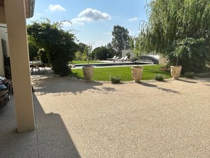 Terrace/patio - Charming Studio in Fontarèches (Gard) with Shared Pool, Wi-Fi & Air Conditioning (Fontarèches)