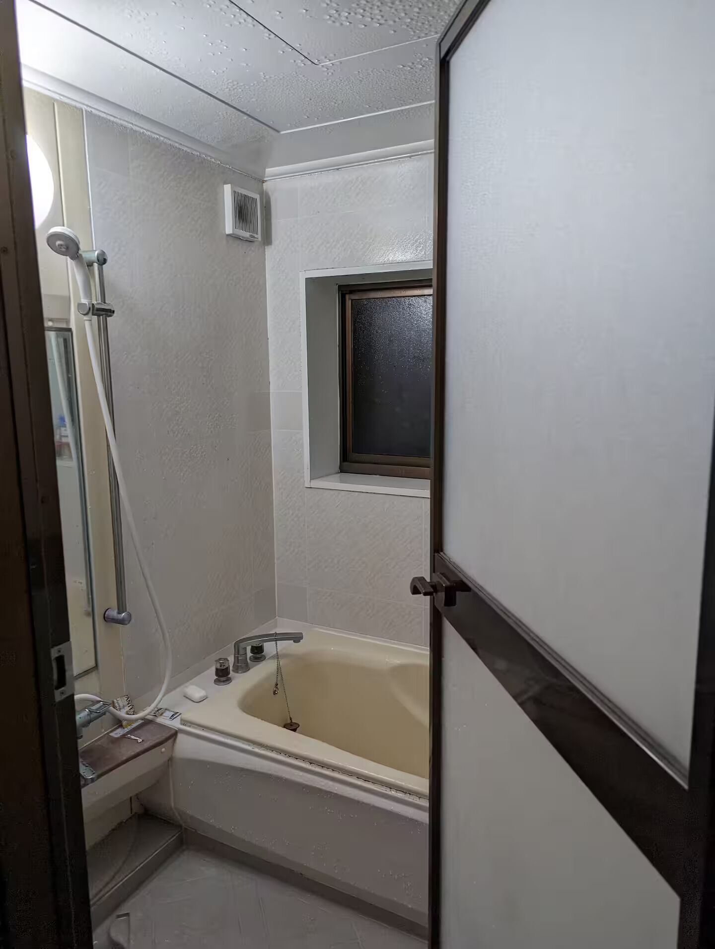 Sèche-cheveux, bidet, serviettes fournies, savon
