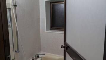 SĂšche-cheveux, bidet, serviettes fournies, savon