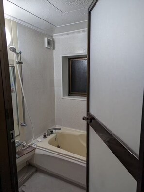 Sèche-cheveux, bidet, serviettes fournies, savon
