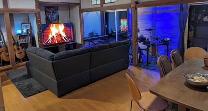 Groups Welcome! Spacious 10-Guest Lodge in the heart of Myoko