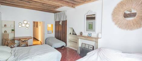 Fer et planche Ă repasser, Wi-Fi, literie fournie