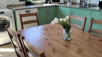 Apartamento Deluxe, balcón, vistas al jardín | Cocina privada | Frigorífico, microondas, horno y placa de cocina