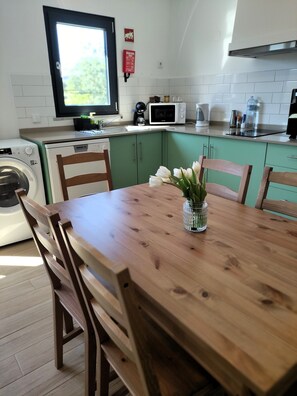 Lägenhet Deluxe - balkong - utsikt mot trädgården | Eget kök | Kylskåp, mikrovågsugn, ugn och spishäll