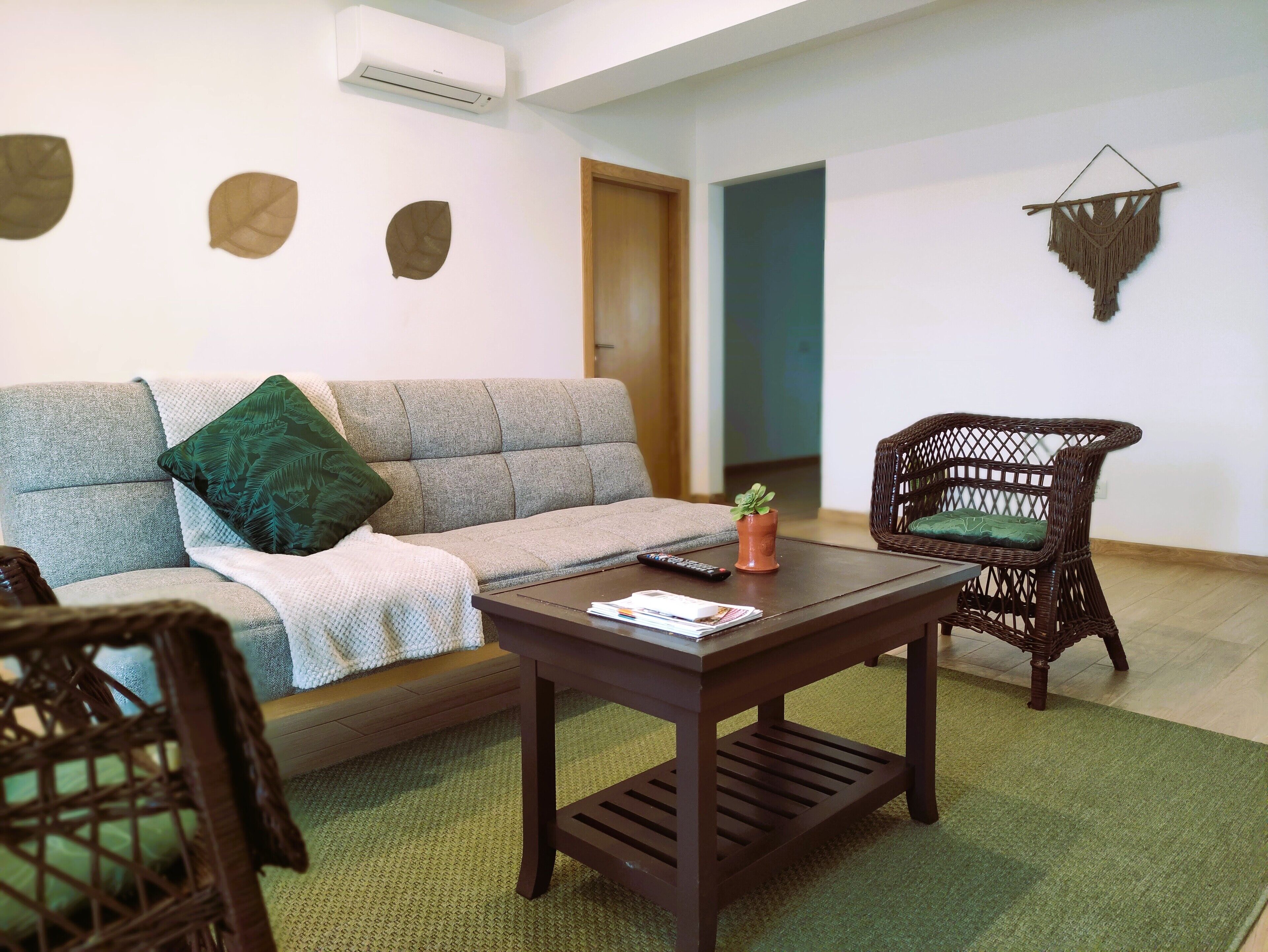 Apartamento Deluxe, balcón, vistas al jardín | Zona de estar | Una televisión