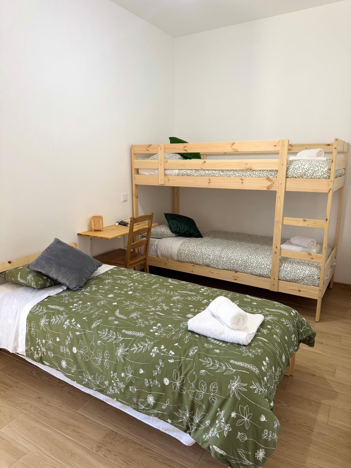 Deluxe-Apartment, Gartenblick | Verdunkelungsvorhänge, Bügeleisen/Bügelbrett, kostenloses WLAN