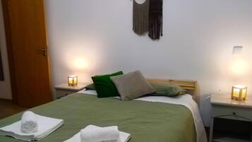 Deluxe Apartment, Garden View | Blackout curtains, iron/ironing board, free WiFi