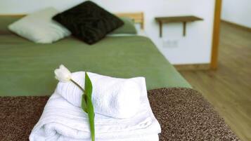 Apartamento Deluxe, balcón, vistas al jardín | Cortinas opacas, tabla de planchar con plancha, wifi gratis