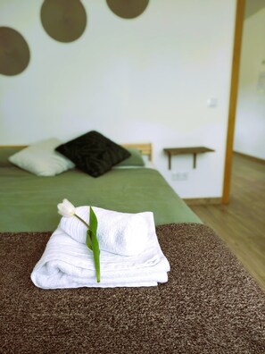 Lägenhet Deluxe - balkong - utsikt mot trädgården | Mörkläggningsgardiner, strykjärn/strykbräda och gratis wi-fi