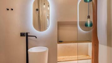 Bidet, toilet paper