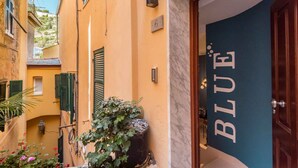 Exterior detail - Welcome to Blue Perlage, your oasis of luxury and relaxation, nestled in the heart of Vernazza, one of the pearls of the Cinque Terre.Blue Perlage is not just a place to sleep but a true sensory experience.The sophisticated and modern design of the inter (Vernazza)