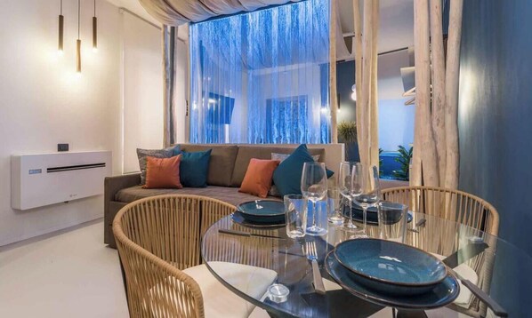 TV - Welcome to Blue Perlage, your oasis of luxury and relaxation, nestled in the heart of Vernazza, one of the pearls of the Cinque Terre.Blue Perlage is not just a place to sleep but a true sensory experience.The sophisticated and modern design of the inter (Vernazza)