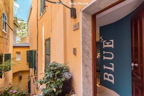 Exterior detail - Welcome to Blue Perlage, your oasis of luxury and relaxation, nestled in the heart of Vernazza, one of the pearls of the Cinque Terre.Blue Perlage is not just a place to sleep but a true sensory experience.The sophisticated and modern design of the inter (Vernazza)