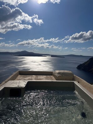 A pool with a view of the sea and distant mountains. - Kamari Real Living, with Caldera views and Jacuzzi (Manolas)