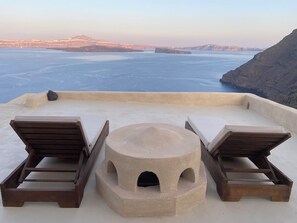 Property grounds - Kamari Real Living, with Caldera views and Jacuzzi (Manolas)