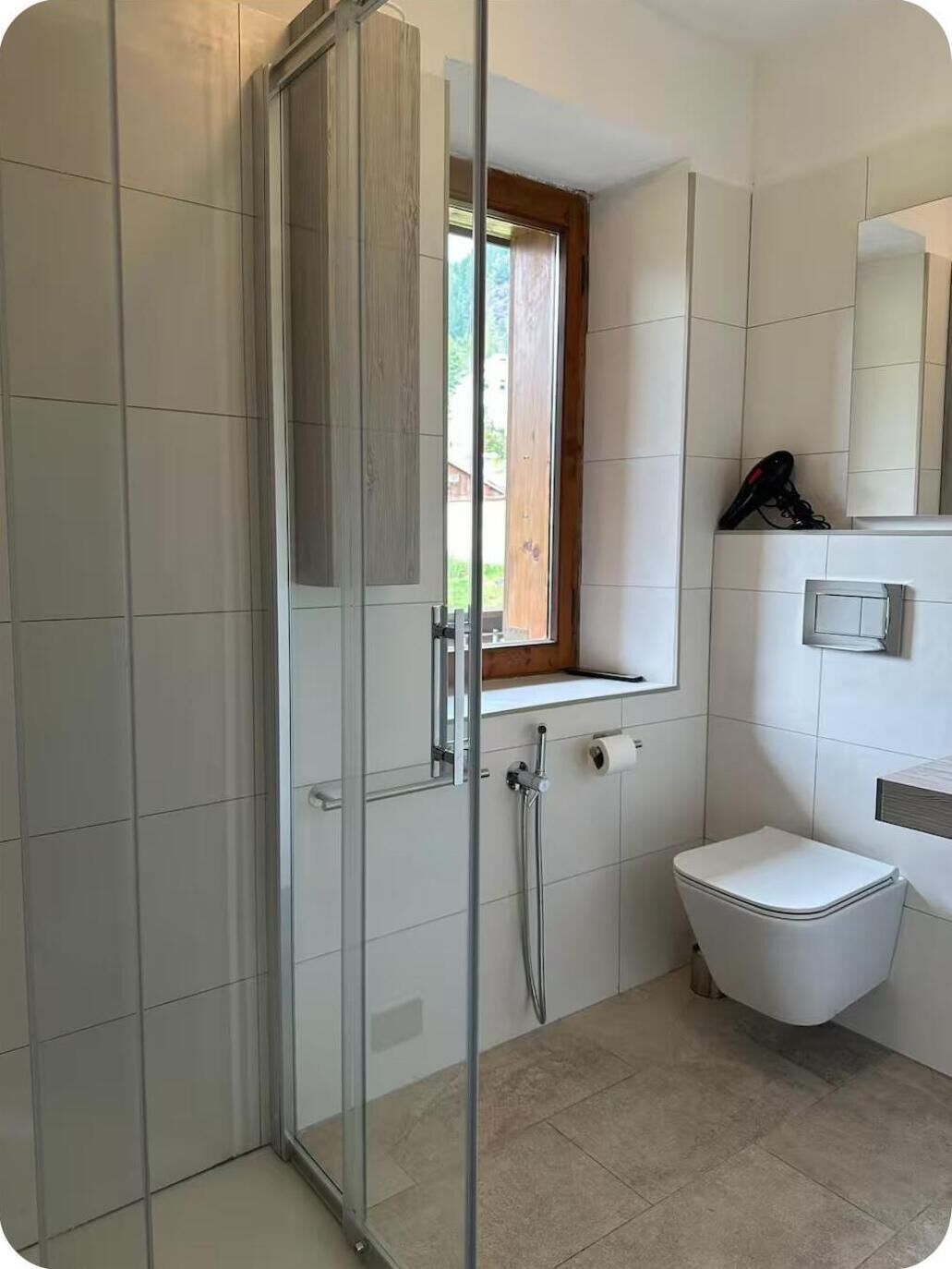 Dusche, Haartrockner, Handtücher, Toilettenpapier