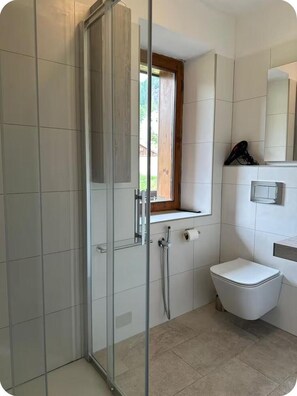 Doccia, asciugacapelli, asciugamani, carta igienica