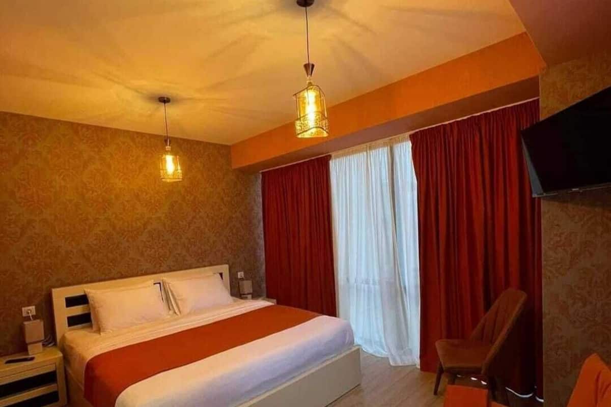 خزنة داخل الغرفة ومكواة/لوح كي وواي فاي مجانًا