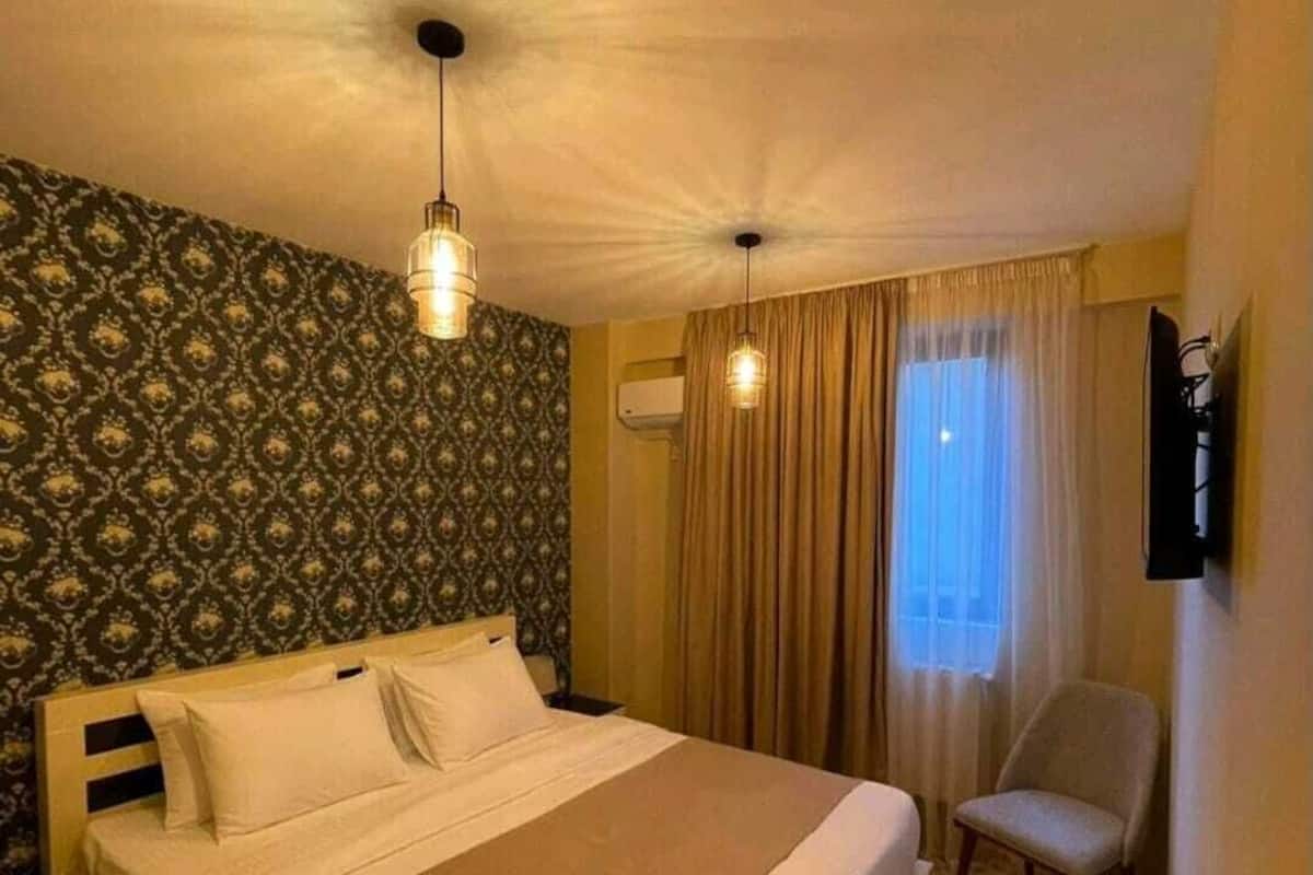 خزنة داخل الغرفة ومكواة/لوح كي وواي فاي مجانًا