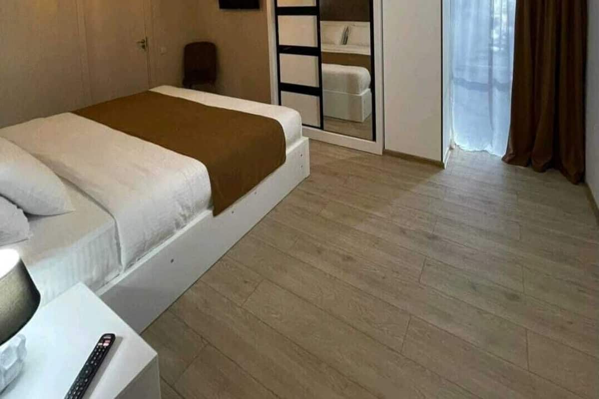 Coffres-forts dans les chambres, fer et planche à repasser