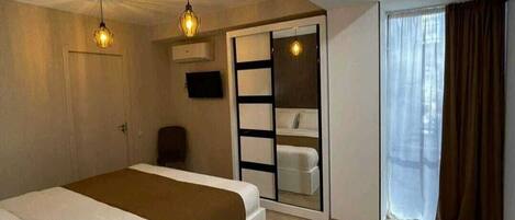 Chambre supérieure double, vue sur la ville | Coffre-fort, fer et planche à repasser, accès au Wi-Fi (inclus)