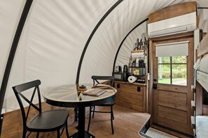 Dining - Covered Wagon along the Creek (Paradise)