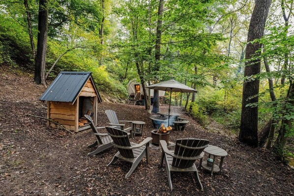 Property grounds - Covered Wagon along the Creek (Paradise)
