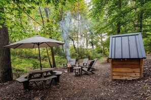 Outdoor dining - Covered Wagon along the Creek (Paradise)