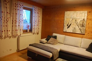 TV, fireplace - Apartment 'Haus Hart Im Zillertal' with Mountain View, Shared Terrace & Wi-Fi (Hart im Zillertal)