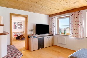 Een strijkplank/strijkijzer, wifi, beddengoed