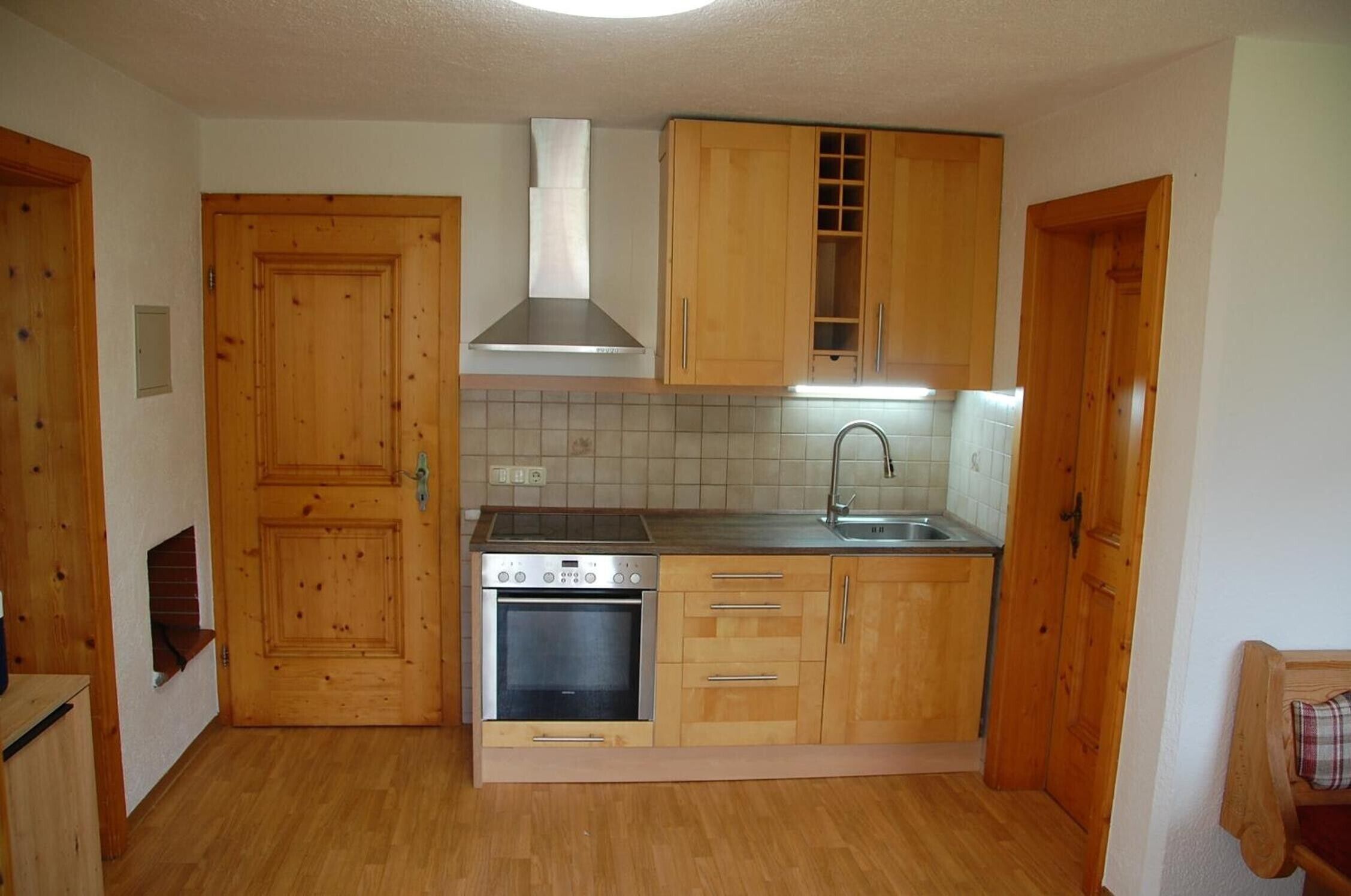 Kühlschrank, Ofen, Herdplatte, Wasserkocher mit Kaffee-/Teezubehör