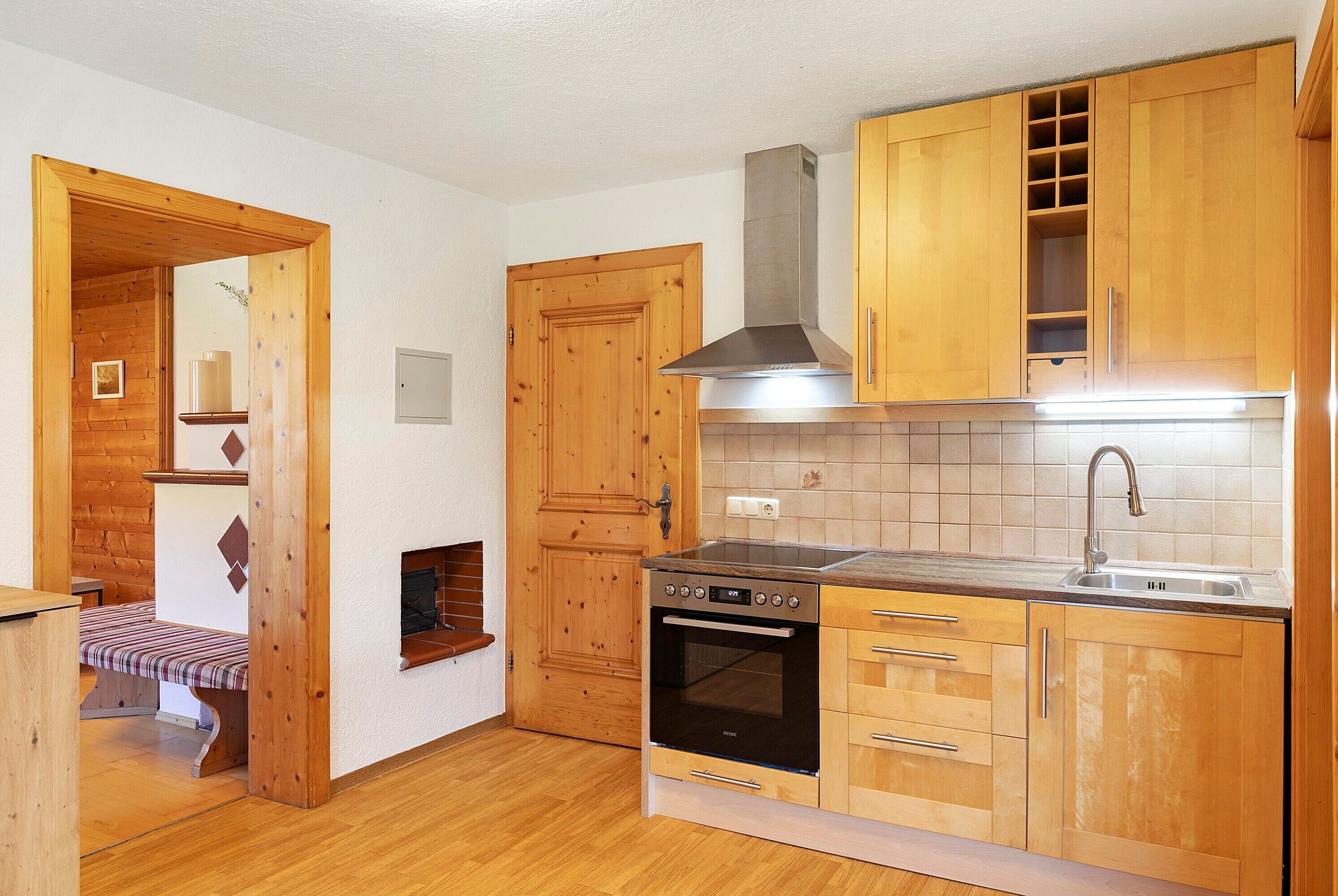 Fridge, oven, stovetop, coffee/tea maker