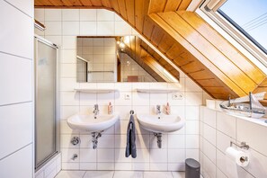 Douche, séchoir à cheveux, serviettes fournies