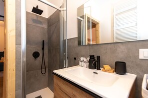 Shower, hair dryer, bidet, towels - El Mugo-Boscoverde 1 (Rocca Pietore)