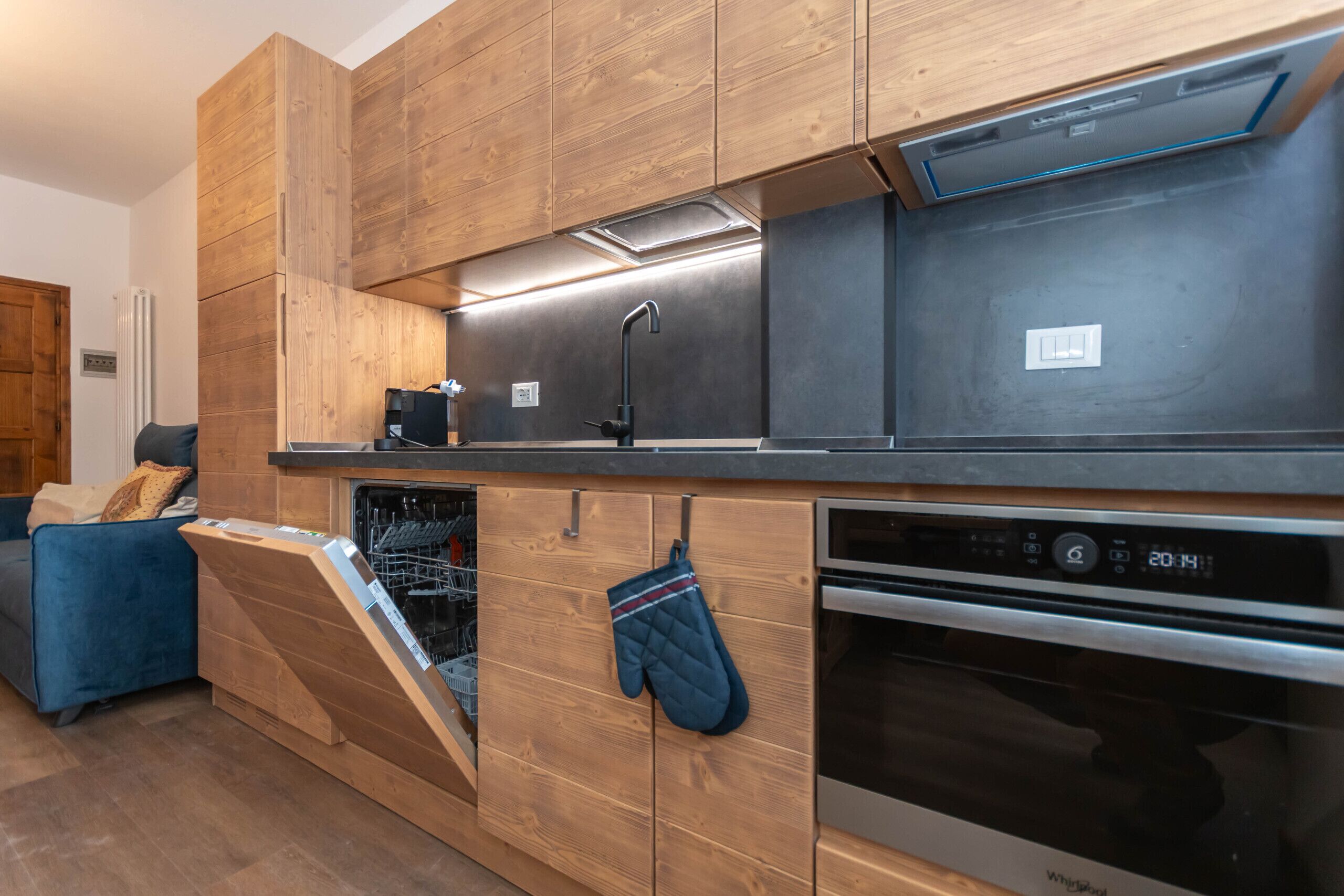 Jääkaappi, uuni, astianpesukone, kahvin-/teenkeitin