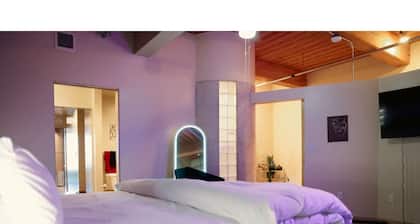 V LUXE STAYCATION DOWNTOWN ST. LOUIS