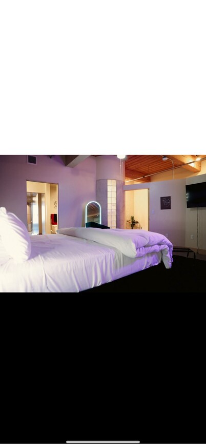 V LUXE STAYCATION DOWNTOWN ST. LOUIS