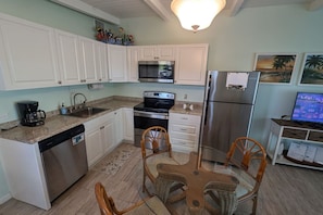 Fridge, microwave, oven, stovetop - Keys to the Sea + Cabana Club (Key Colony Beach)